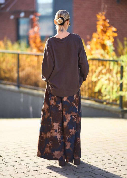 Brązowa oversize’owa bluza z długim rękawem i asymetryczną kieszenią