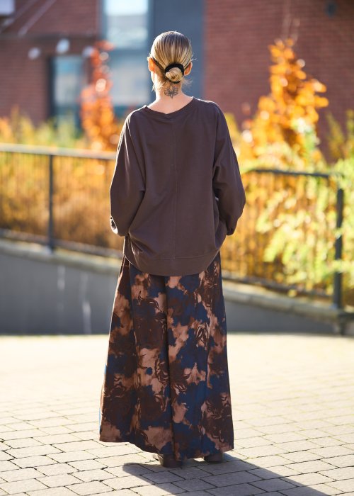 Brązowa oversize’owa bluza z długim rękawem i asymetryczną kieszenią
