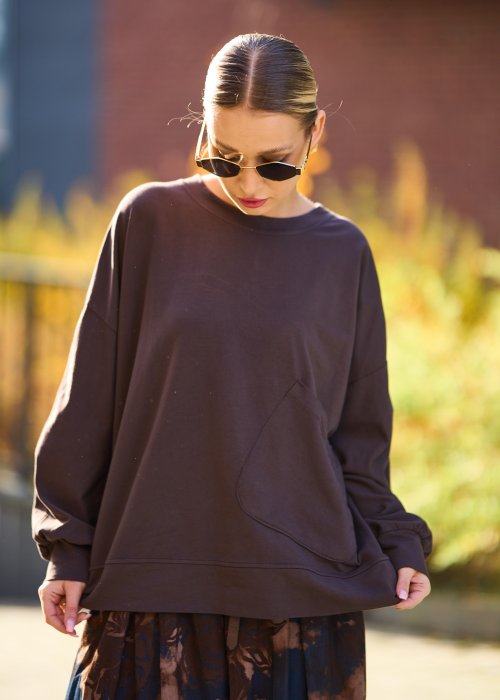 Brązowa oversize’owa bluza z długim rękawem i asymetryczną kieszenią