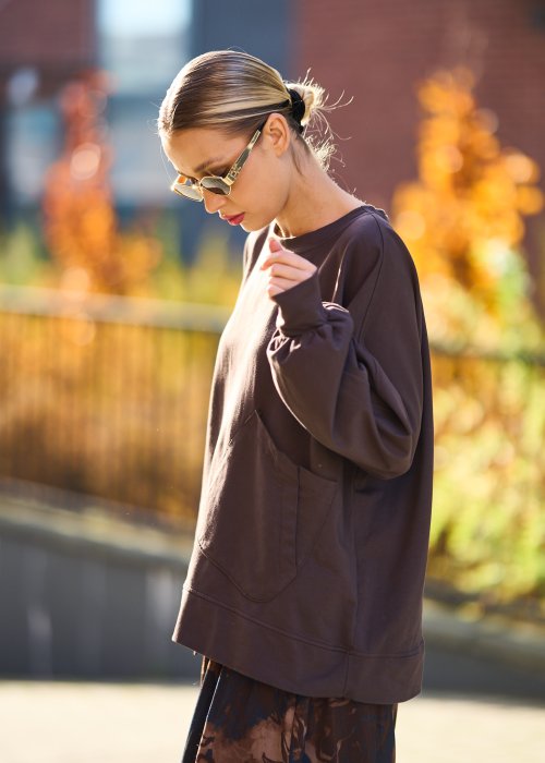 Brązowa oversize’owa bluza z długim rękawem i asymetryczną kieszenią