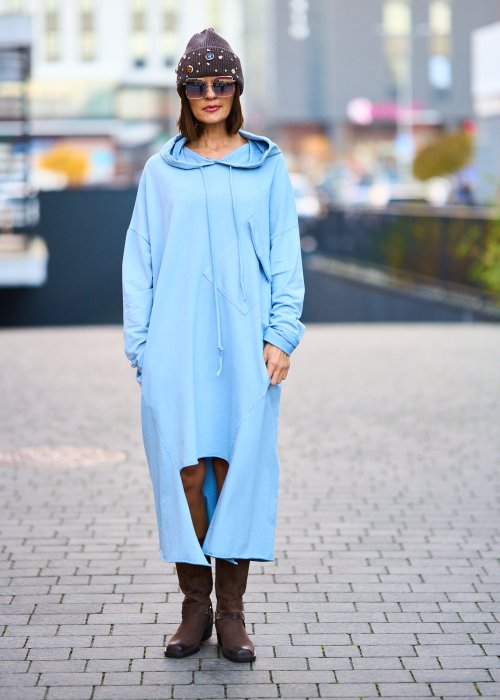 Jasnoniebieska długa bluza dresowa z kapturem i kieszenią kangurką