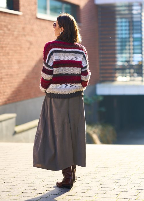 Sweter w grube kolorowe pasy w odcieniach czerwieni, beżu i brązu, o teksturowanym splocie