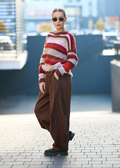 Sweter w pasy w odcieniach brązu, bieli, czerwieni i różu o grubym splocie