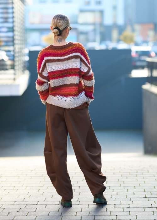 Sweter w pasy w odcieniach brązu, bieli, czerwieni i różu o grubym splocie