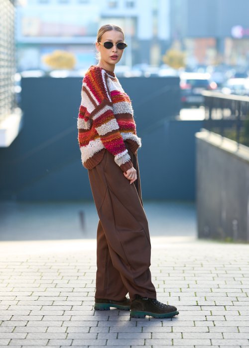 Sweter w pasy w odcieniach brązu, bieli, czerwieni i różu o grubym splocie