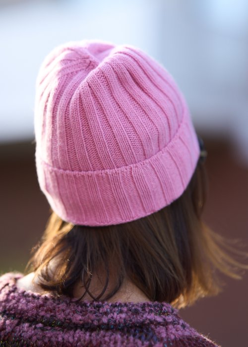 Różowa czapka z miękkiej dzianiny o prostym kroju, klasyczny dodatek w stylu casual