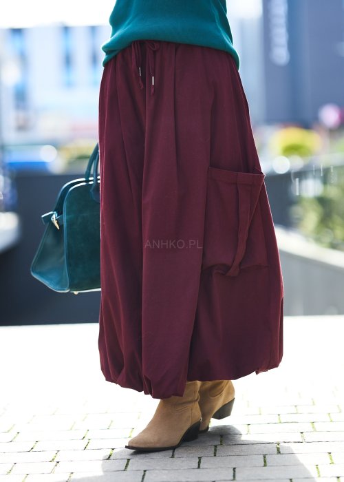 Bordowa spódnica o luźnym kroju z dużą kieszenią i wiązaniem w talii, styl oversize casual