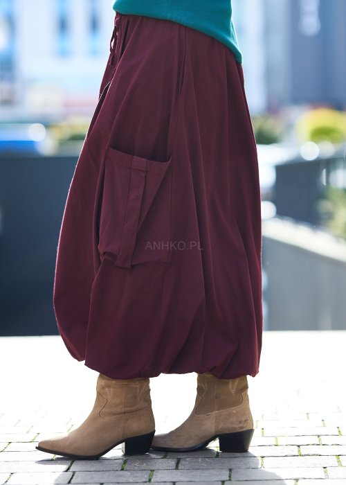 Bordowa spódnica o luźnym kroju z dużą kieszenią i wiązaniem w talii, styl oversize casual