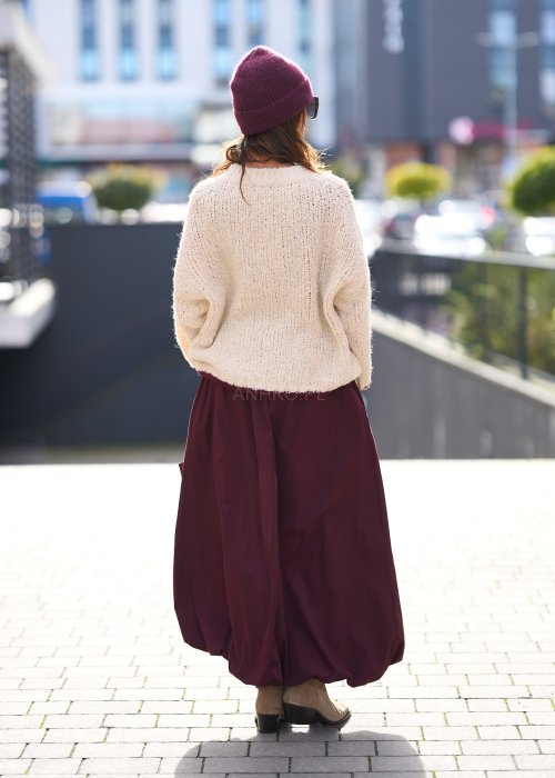 Bordowa spódnica o luźnym kroju z dużą kieszenią i wiązaniem w talii, styl oversize casual