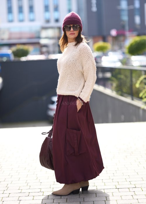 Bordowa spódnica o luźnym kroju z dużą kieszenią i wiązaniem w talii, styl oversize casual