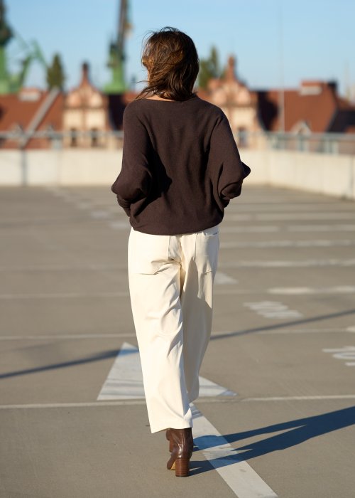 Brązowy sweter z długim rękawem i dekoltem w łódkę z miękkiej dzianiny w stylu minimalistycznym