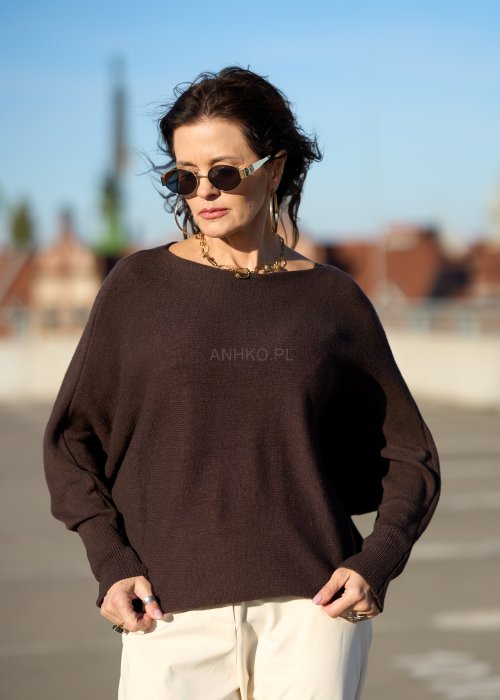 Brązowy sweter z długim rękawem i dekoltem w łódkę z miękkiej dzianiny w stylu minimalistycznym