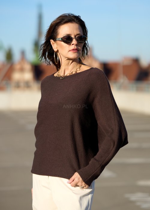 Brązowy sweter z długim rękawem i dekoltem w łódkę z miękkiej dzianiny w stylu minimalistycznym