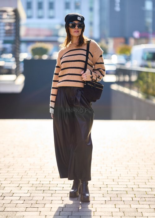 Beżowy sweter oversize w czarne pasy z grubej dzianiny, luźny krój i długie rękawy w modzie damskiej