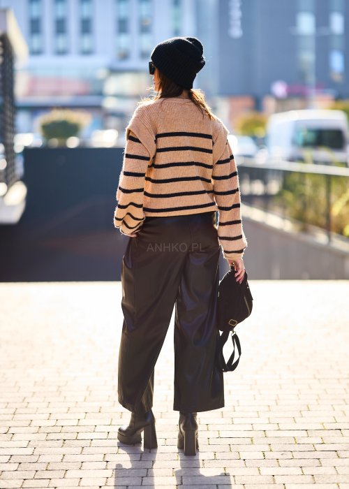 Beżowy sweter oversize w czarne pasy z grubej dzianiny, luźny krój i długie rękawy w modzie damskiej