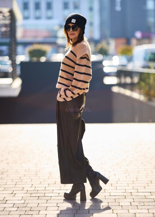 Beżowy sweter oversize w czarne pasy z grubej dzianiny, luźny krój i długie rękawy w modzie damskiej