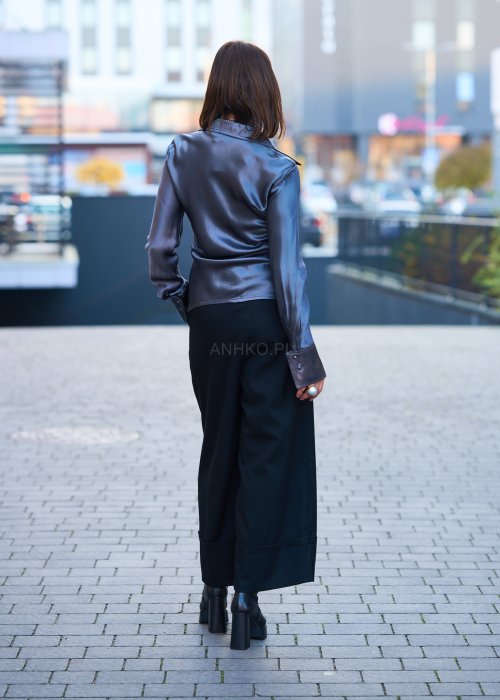 Elegancka bluzka koszulowa o dopasowanym, kobiecym kroju, wyraźnie modelującym talię. Wykonana z gładkiej, lejącej tkaniny o satynowym połysku