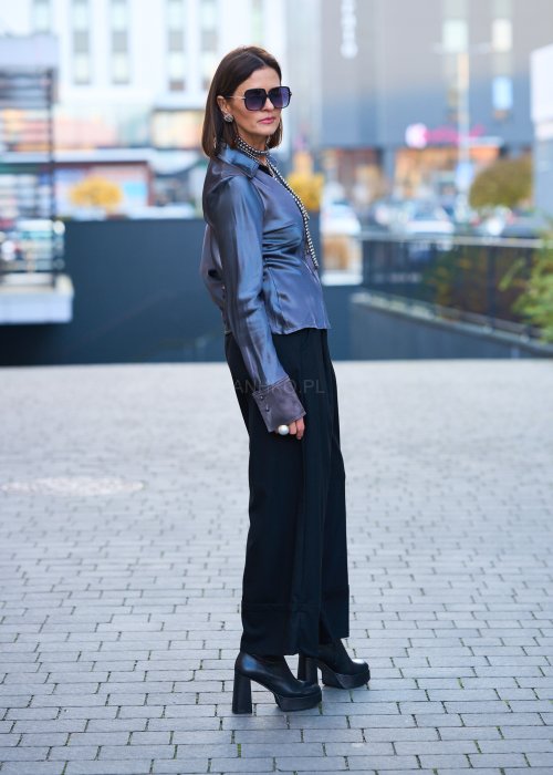 Elegancka bluzka koszulowa o dopasowanym, kobiecym kroju, wyraźnie modelującym talię. Wykonana z gładkiej, lejącej tkaniny o satynowym połysku