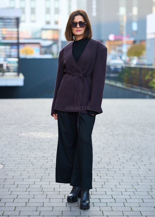 Nowoczesna, miękko układająca się marynarka o charakterze casual-elegant, balansująca między klasyczną formą a swobodą dzianinowego żakietu.