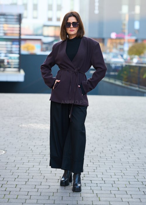Nowoczesna, miękko układająca się marynarka o charakterze casual-elegant, balansująca między klasyczną formą a swobodą dzianinowego żakietu.