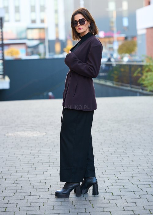 Nowoczesna, miękko układająca się marynarka o charakterze casual-elegant, balansująca między klasyczną formą a swobodą dzianinowego żakietu.