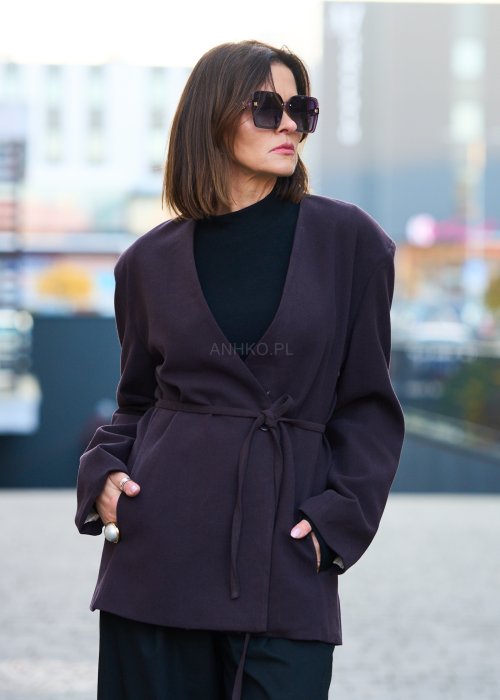 Nowoczesna, miękko układająca się marynarka o charakterze casual-elegant, balansująca między klasyczną formą a swobodą dzianinowego żakietu.