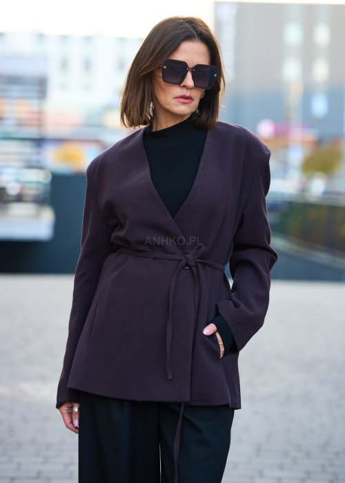 Nowoczesna, miękko układająca się marynarka o charakterze casual-elegant, balansująca między klasyczną formą a swobodą dzianinowego żakietu.