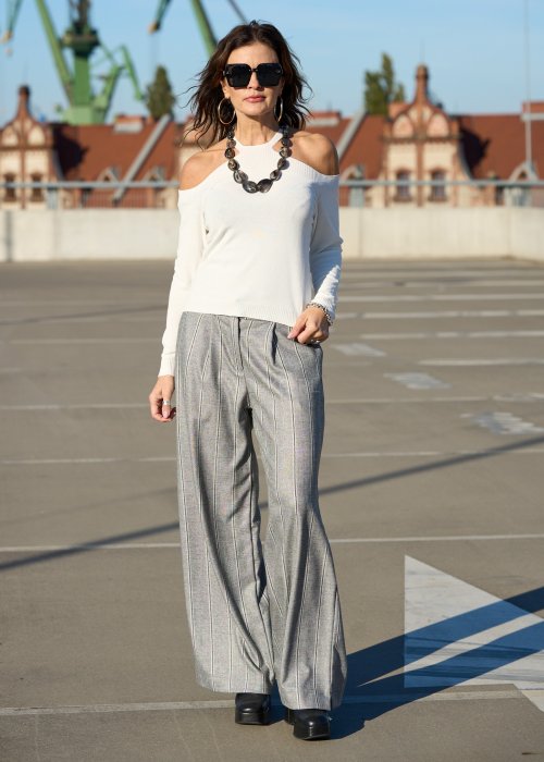 Jasny sweter z odkrytymi ramionami o dopasowanym fasonie w stylu boho elegancka moda damska