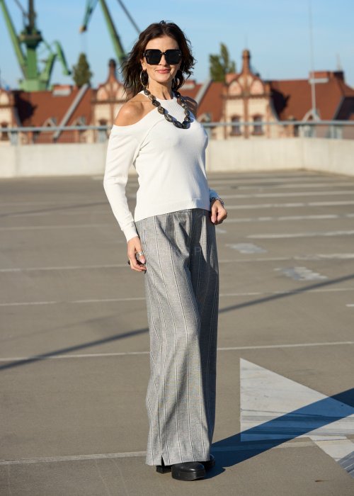 Jasny sweter z odkrytymi ramionami o dopasowanym fasonie w stylu boho elegancka moda damska
