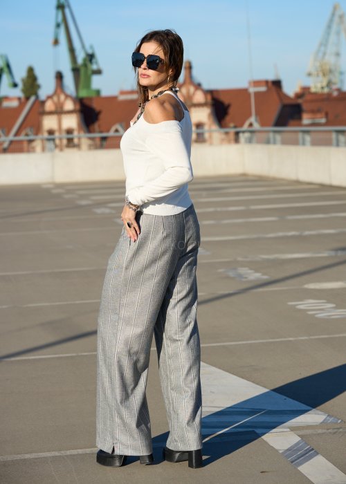 Jasny sweter z odkrytymi ramionami o dopasowanym fasonie w stylu boho elegancka moda damska