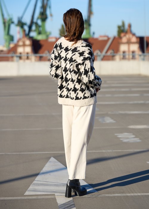 Beżowo-czarny sweter w duży wzór pepitki z miękkiej dzianiny o luźnym fasonie styl casual