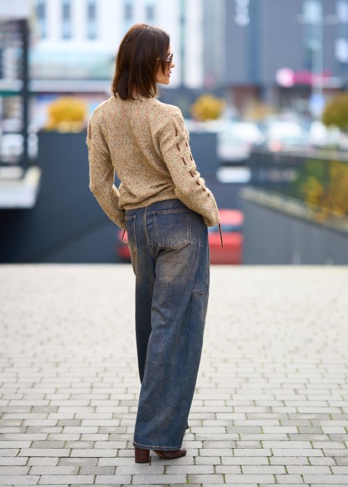Beżowy sweter damski z napisem i ozdobnym sznurowaniem na rękawach, miękka dzianina, styl casual