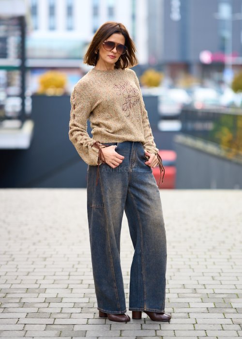 Beżowy sweter damski z napisem i ozdobnym sznurowaniem na rękawach, miękka dzianina, styl casual