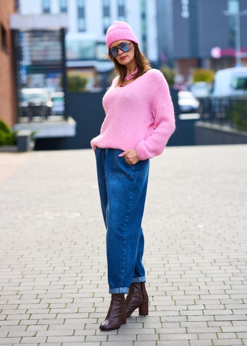 Różowy sweter damski z miękkiej dzianiny o luźnym kroju i dekolcie w serek, styl casual