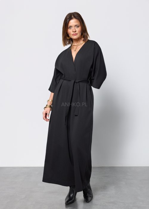 Czarny damski kombinezon o eleganckim, minimalistycznym kroju. Model z głębokim dekoltem w kształcie litery V, rękawami 3/4 i paskiem do wiązania w talii