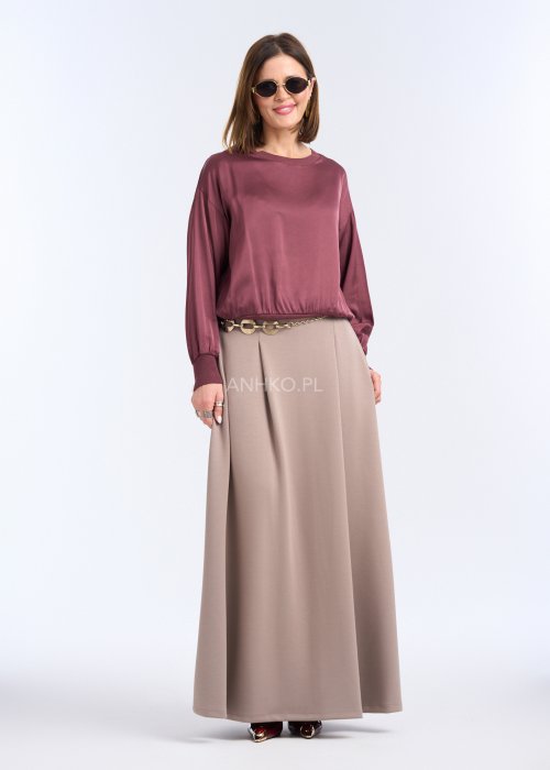 To luźna bluzka w ciemnym, przygaszonym odcieniu bordo / marsala. Ma prosty, lekko oversize’owy krój, który swobodnie układa się na sylwetce.