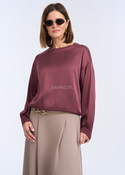 To luźna bluzka w ciemnym, przygaszonym odcieniu bordo / marsala. Ma prosty, lekko oversize’owy krój, który swobodnie układa się na sylwetce.