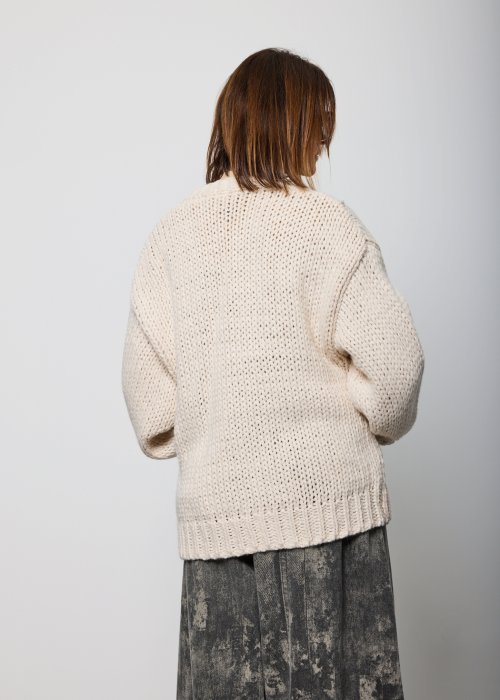 Kremowy kardigan handmade gruby, dziergany sweter z luźnym fasonem i ozdobnymi rękawami.