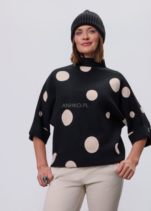 Czarna damska czapka beanie z prążkowanej dzianiny, minimalistyczny fason, casualowy dodatek do jesienno-zimowej stylizacji moda damska