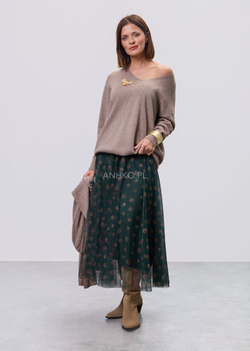 Beżowo-brązowa damska bluzka dzianinowa o prostym kroju, z długimi rękawami i okrągłym dekoltem, wykonana z miękkiej, gładkiej dzianiny; stylizowana z cienkim szalem w tym samym kolorze