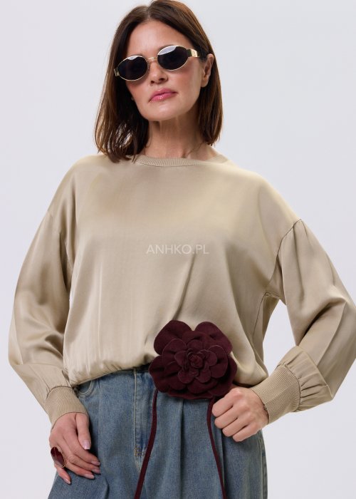 Bordowy pasek z efektownym kwiatem 3D wykonanym z miękkiego zamszowego materiału. Model można nosić jako pasek do spodni lub sukienki, a także jako oryginalny naszyjnik,