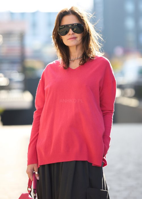 Koralowy sweter damski oversize z miękkiej dzianiny, długi rękaw z guzikami, prosty fason