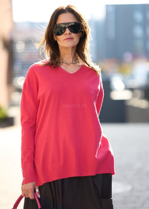 Koralowy sweter damski oversize z miękkiej dzianiny, długi rękaw z guzikami, prosty fason