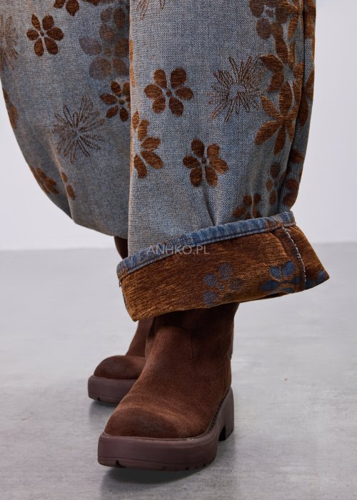 Jeansy damskie Marlow Drift z brązowym kwiatowym wzorem, prosty krój, klasyczny denim z kieszeniami, styl casual.