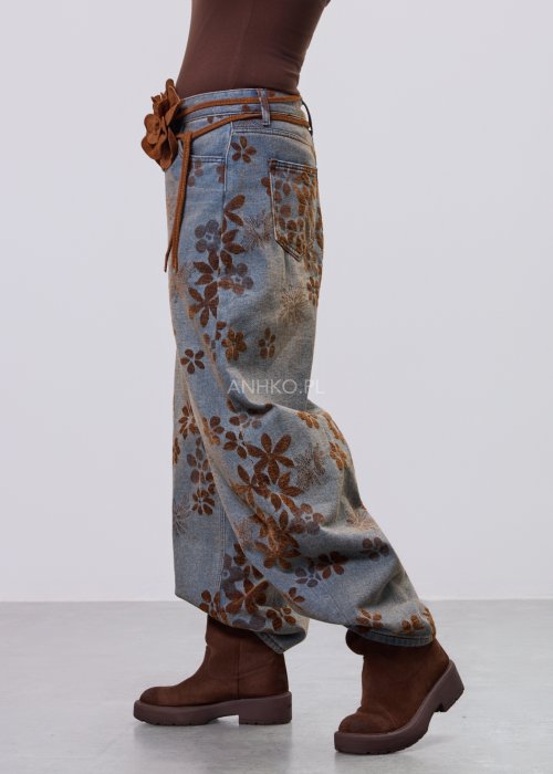 Jeansy damskie Marlow Drift z brązowym kwiatowym wzorem, prosty krój, klasyczny denim z kieszeniami, styl casual.