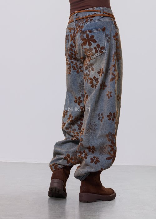 Jeansy damskie Marlow Drift z brązowym kwiatowym wzorem, prosty krój, klasyczny denim z kieszeniami, styl casual.