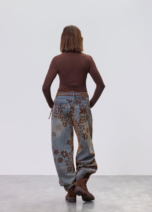 Jeansy damskie Marlow Drift z brązowym kwiatowym wzorem, prosty krój, klasyczny denim z kieszeniami, styl casual.