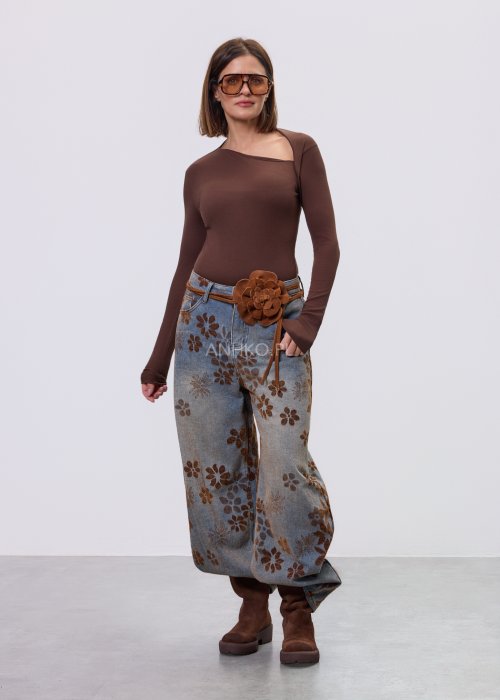 Jeansy damskie Marlow Drift z brązowym kwiatowym wzorem, prosty krój, klasyczny denim z kieszeniami, styl casual.