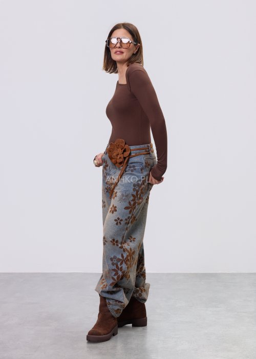 Jeansy damskie Marlow Drift z brązowym kwiatowym wzorem, prosty krój, klasyczny denim z kieszeniami, styl casual.
