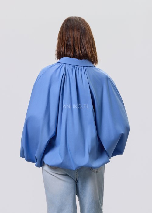 Niebieska koszula Noira Calm z bufiastymi rękawami i elastycznym dołem, luźny krój oversize, styl smart casual.